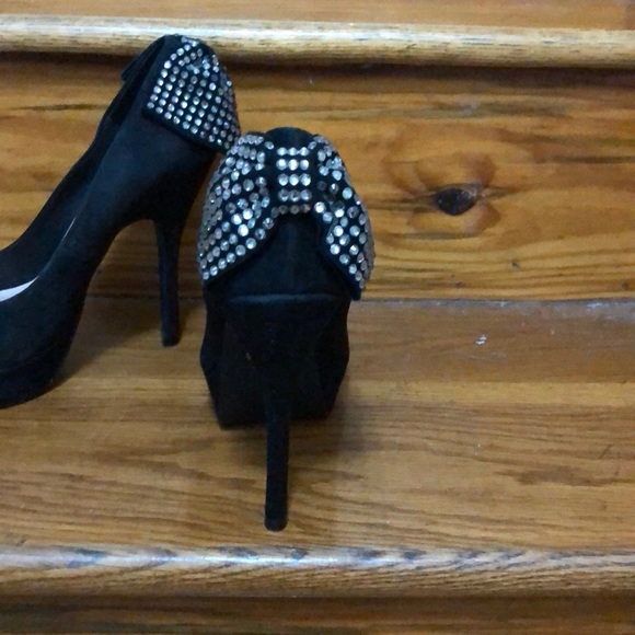 Black Heels With Bow - Picture 4 of 7